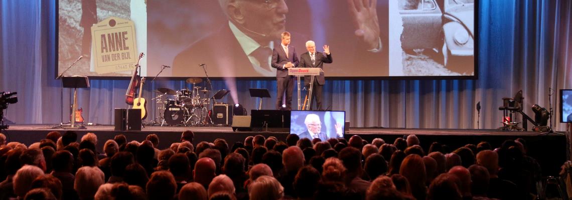 Broder Andrew talar på Open Doors Day i Holland 2015. I publiken sitter cirka 10 000 åhörare.