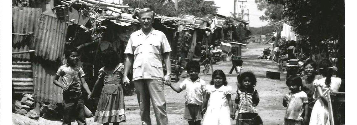 Tillsammans med barn i Nicaragua på 1970- eller 1980-talet.