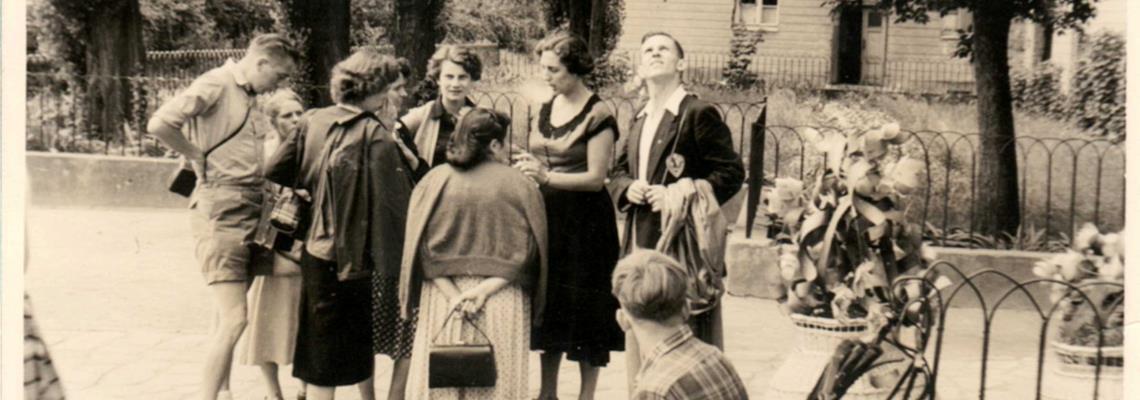 Polen, juli 1955 – den första bilden på broder Andrew (mannen som tittar upp på bilden) i ett kommunistiskt land. På hans kavajslag sitter en dekal med texten 'The whole wide world for Jesus' (översatt: 'Hela världen för Jesus').