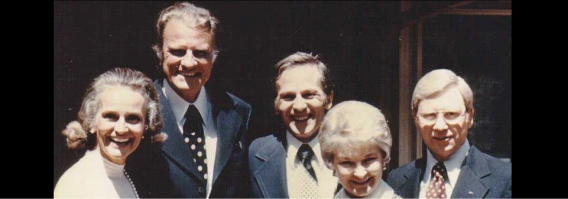 Broder Andrew tillsammans med Billy och Ruth Graham 1976.